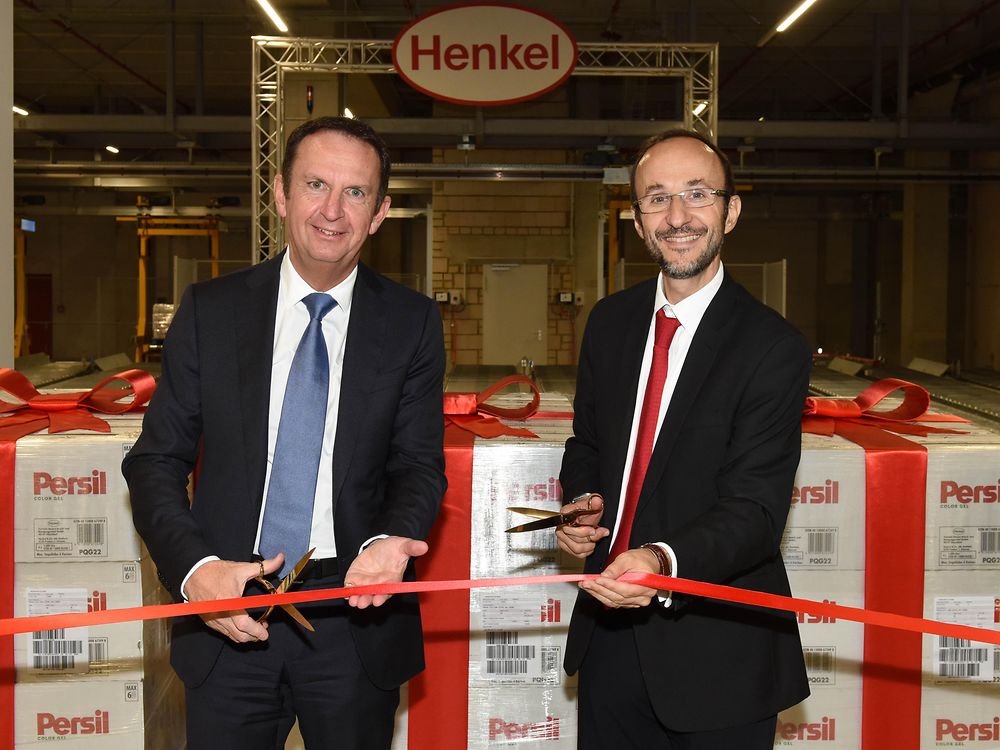 Henkel-Vorstandsvorsitzender Hans Van Bylen und Bruno Piacenza, Vorstand für den Unternehmensbereich Laundry & Home Care, bei der Eröffnung (von links)