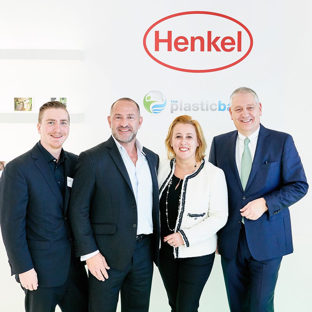 
Henkel has become the first major global fast-moving consumer goods company to partner with the Plastic Bank. At the presentation of the partnership (from left): Shaun Frankson and David Katz, Founder of the Plastic Bank, Marie-Ève Schröder, Corporate Senior Vice President International Marketing in Henkel’s Beauty Care business unit and Thomas Müller-Kirschbaum, Head of Global Research and Development in Henkel’s Laundry & Home Care business unit.