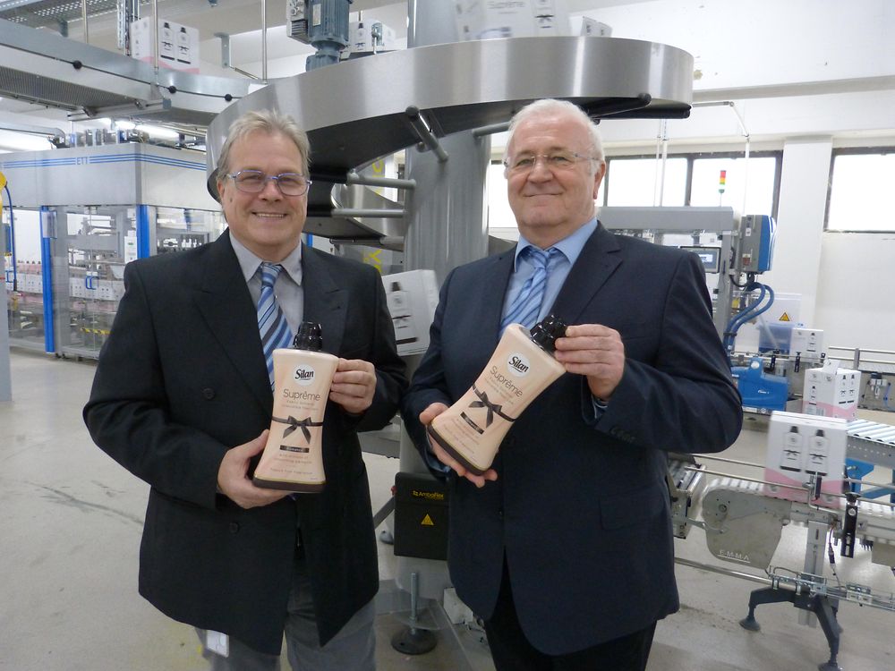 Alfred Smyrek (Werksleiter bei Henkel) und Christian Weiser (Produktionsleiter bei Henkel) freuen sich über die erfolgreiche Implementierung der elften Abfülllinie am Wiener Standort.