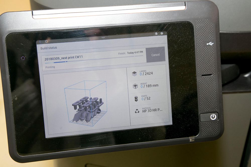 Henkel сотрудничает с такими технологическими лидерами, как Carbon и HP, и использует свое ноу-хау в области материалов для поиска новых применений технологиям 3D-печати.
