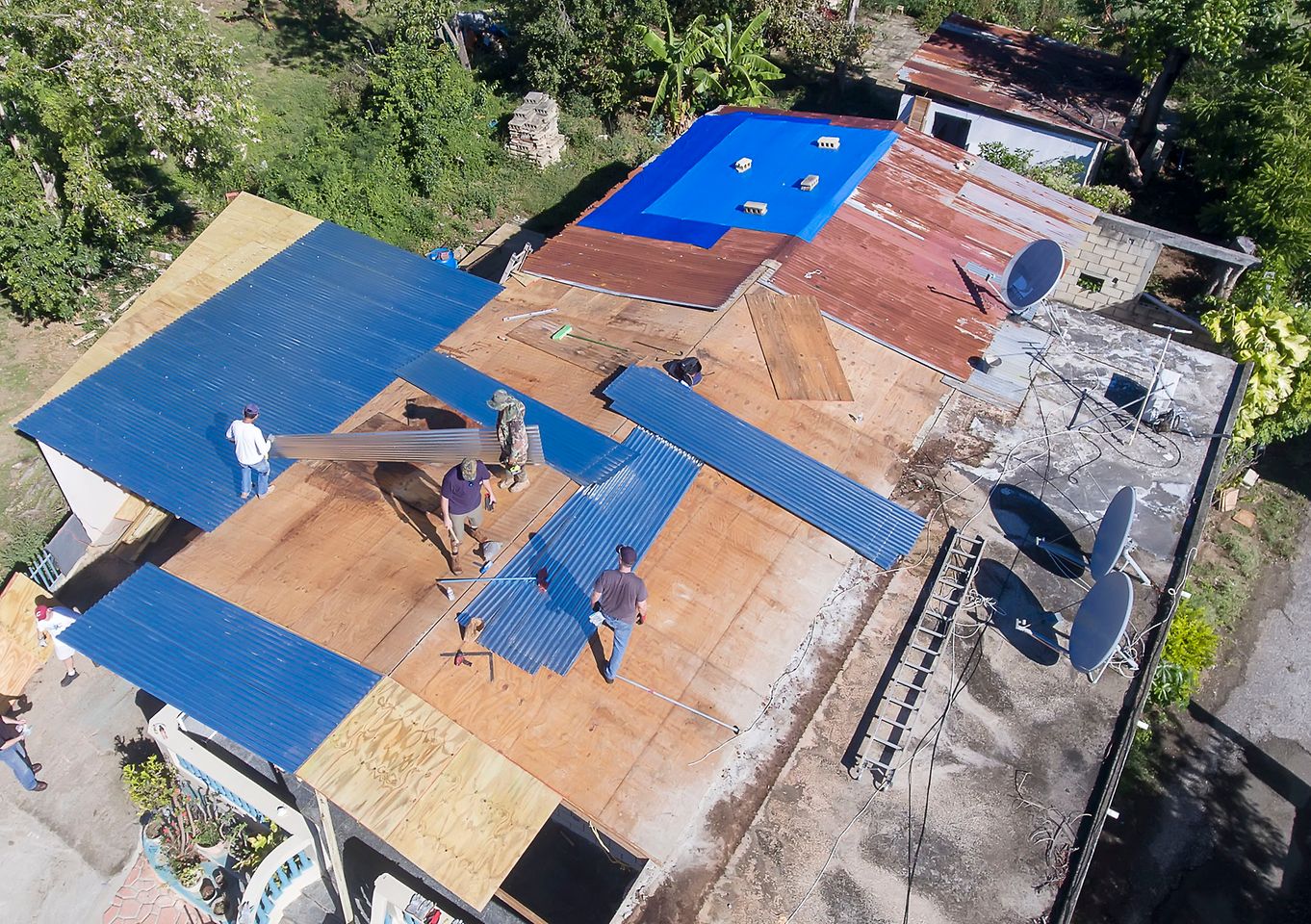 Another group reconstructed a partially destroyed roof of a house occupied by a local Henkel employee and her family.
