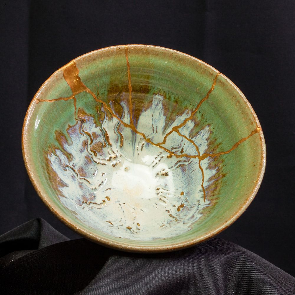 Le Kintsugi est une méthode traditionnelle japonaise de réparation de la céramique. Elle consiste à laisser ressortir les imperfections apparentes de la réparation en utilisant des pigments dorés ou argentés dans la résine.