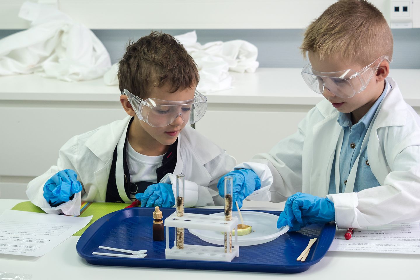 Юные исследователи проводят свои первые научные эксперименты 