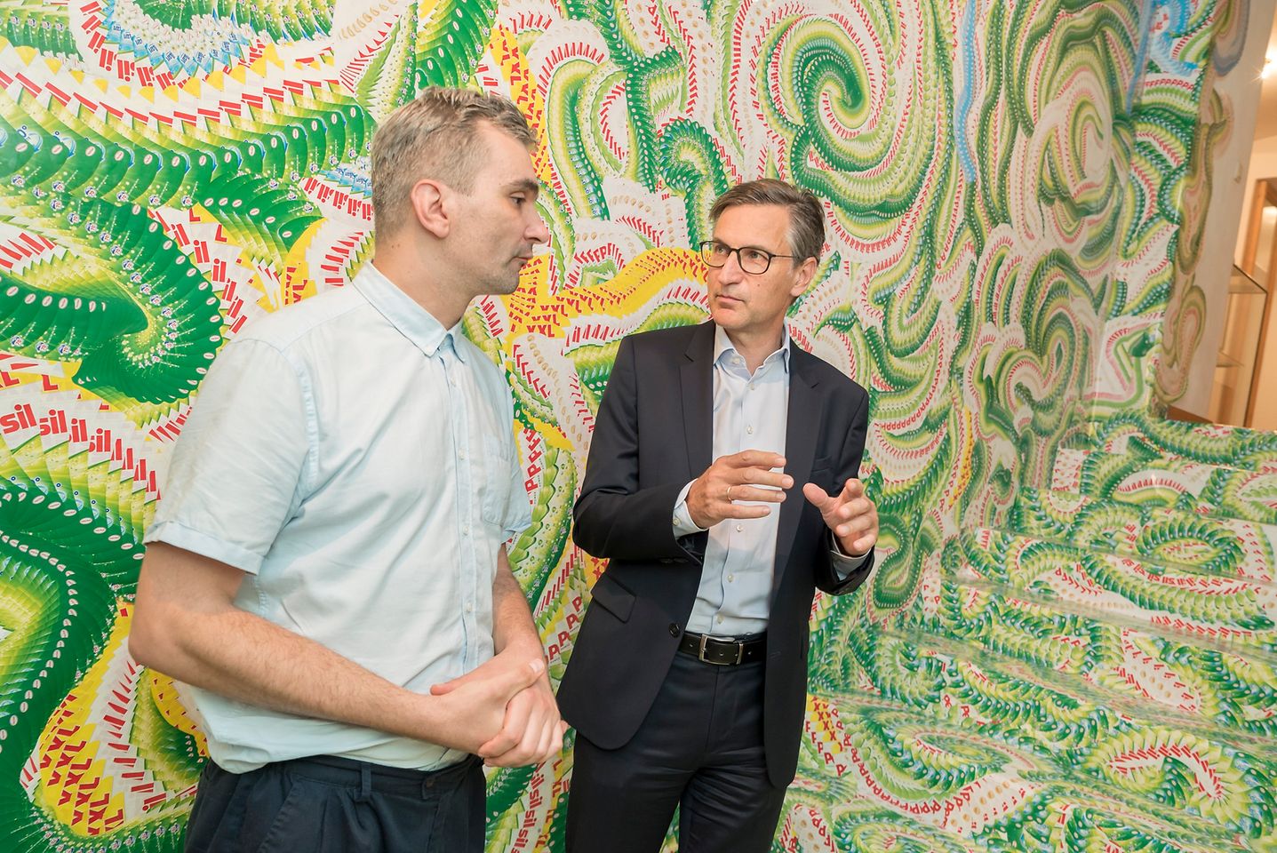Der Künstler Milan Mladenovic (li.) mit Henkel-Manager Georg Grassl im von ihm gestalteten Stiegenaufgang in der Galerie Georg Kargl in der Schleifmühlgasse 5 im vierten Wiener Gemeindebezirk.