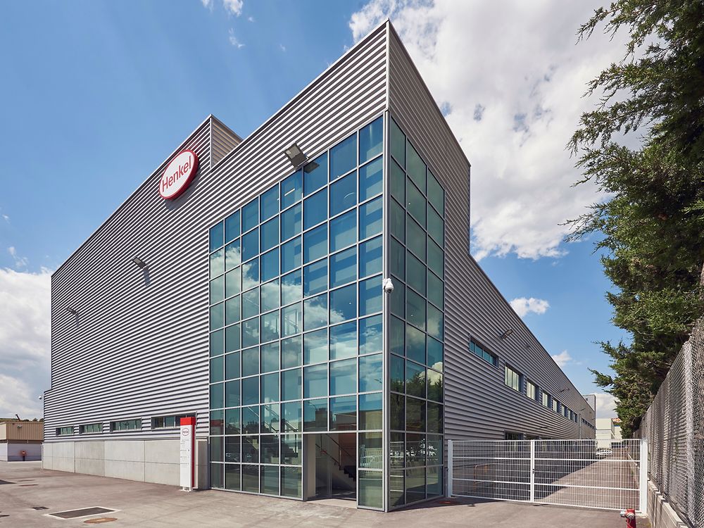 Henkel hat seine neue Fertigungsanlage für Hochleistungslösungen in der Luftfahrtindustrie an seinem Standort in Montornès del Vallès, Spanien, eröffnet