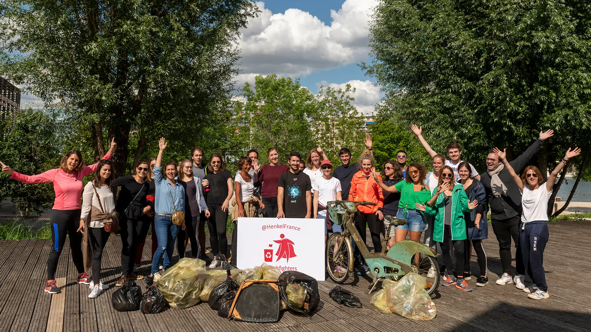 Photos de groupe de salariés Henkel qui ont collecté des ordures avec l’initiative « Trashfighter »