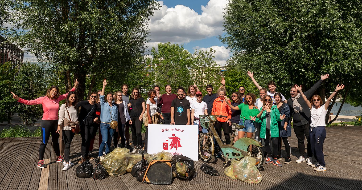 Photos de groupe de salariés Henkel qui ont collecté des ordures avec l’initiative « Trashfighter »