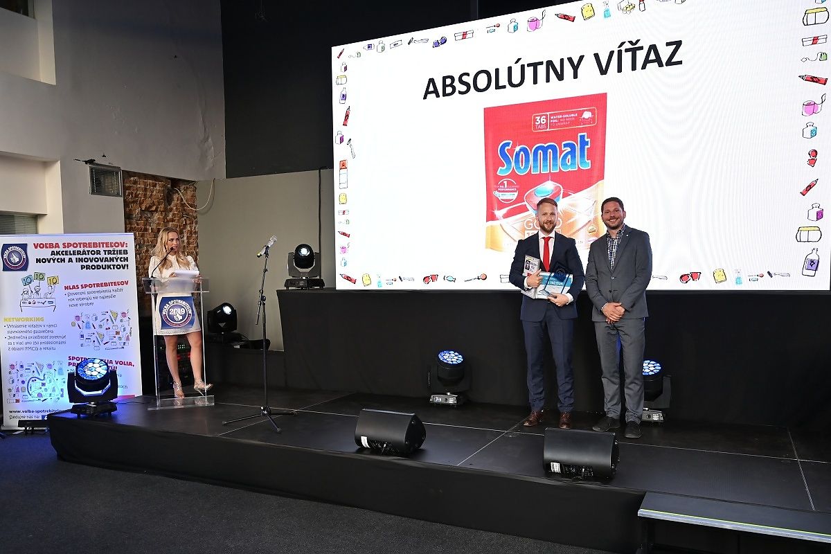 Andrej Valko, Group Brand Manager Home Care CZ/SK Henkel Slovensko preberá cenu Absolútneho víťaza za produkt Somat Gold