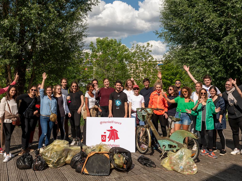 Henkel-Mitarbeiter in Frankreich nehmen an den „Trashfighter“-Aktionen teil, um Plastikabfall zu sammeln und auf Umweltverschmutzung aufmerksam zu machen. 