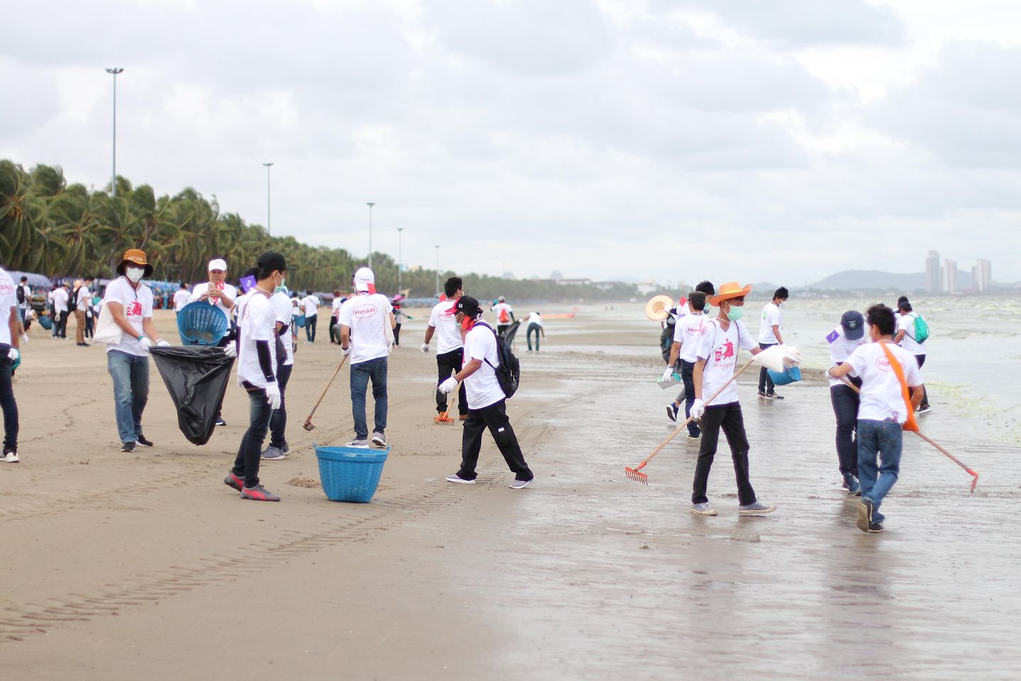 Henkel Thailand employees participate in the ‘trashfighters‘ initiative to clean up local beaches.